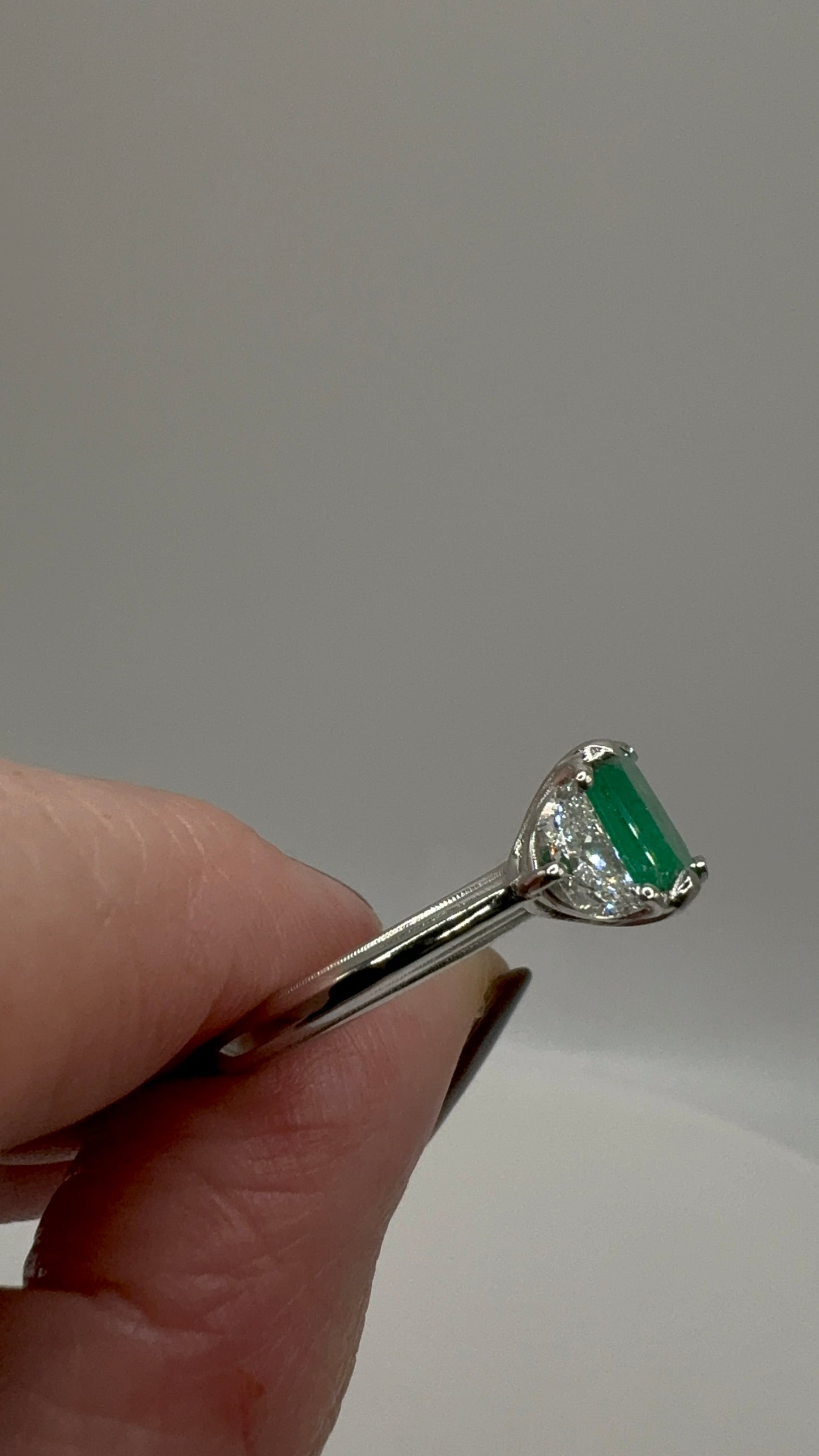 Colombian emerald antique ring