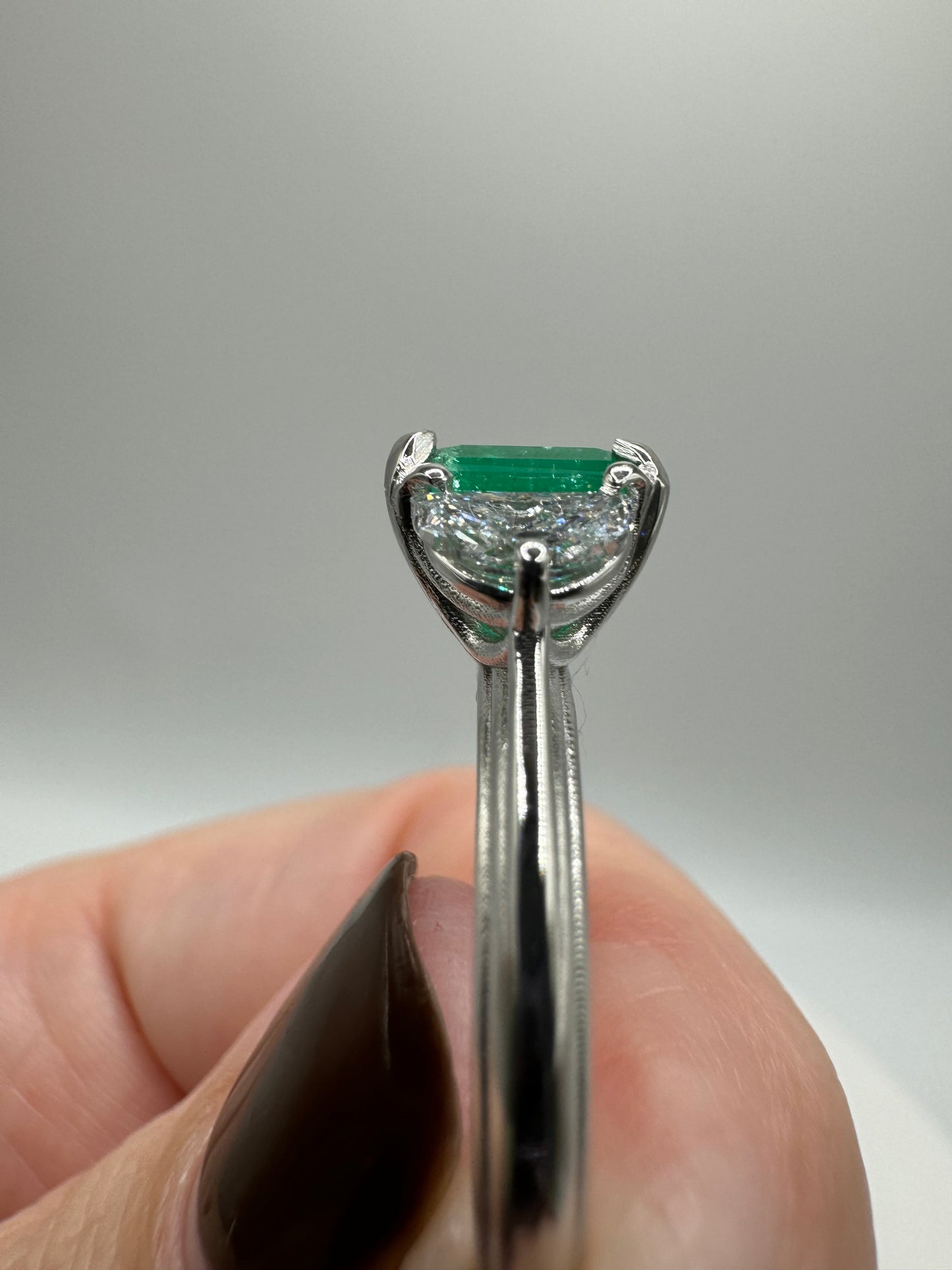 Colombian emerald antique ring