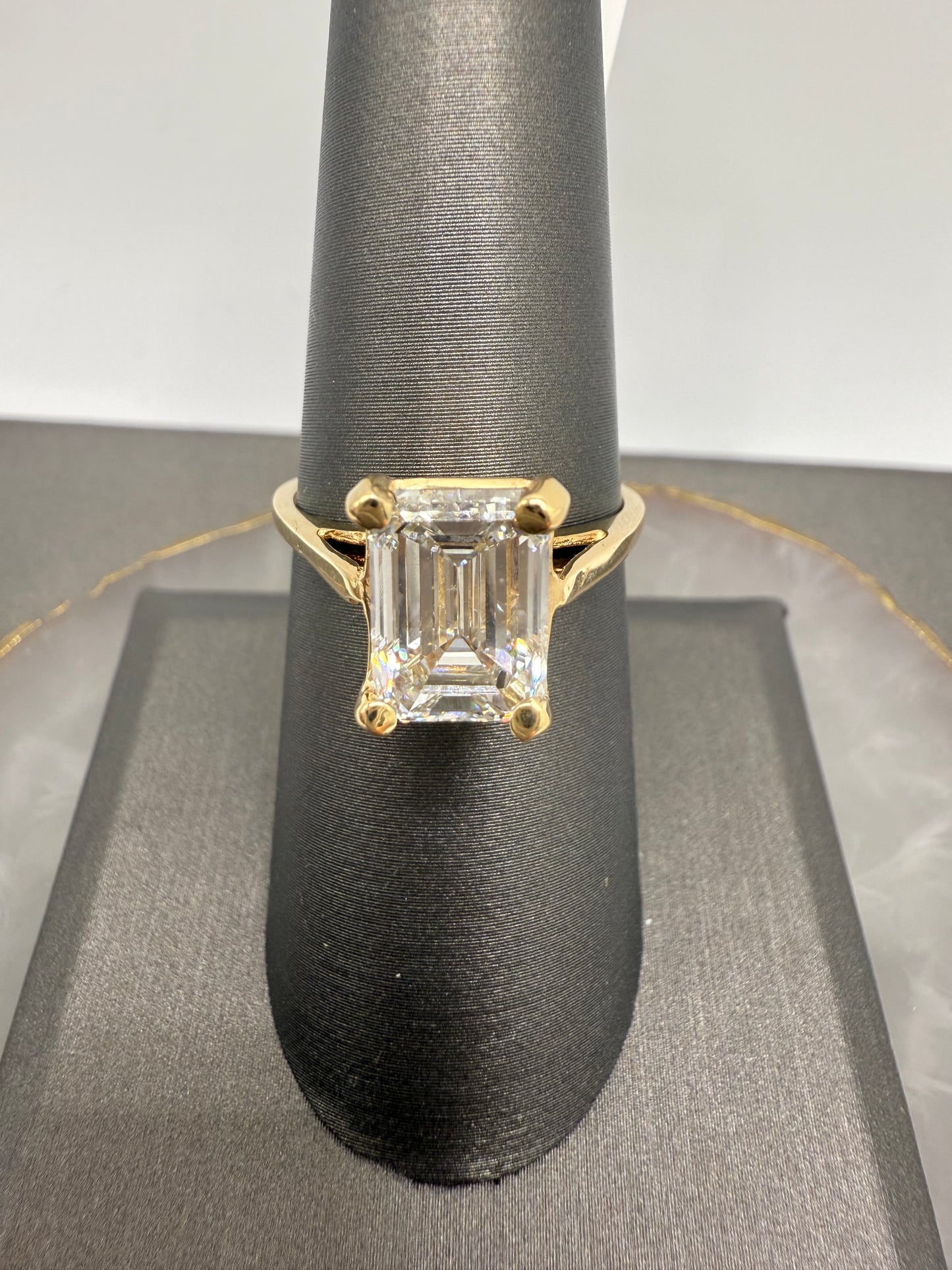Engagement ring - 3.15 ct Lab Grown Emerald cut solitaire