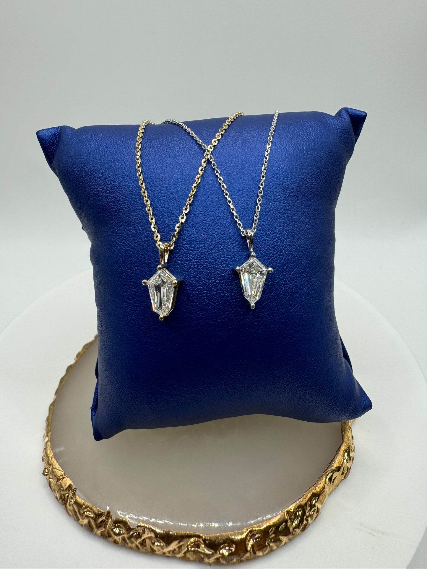 Lozenge cut pendant