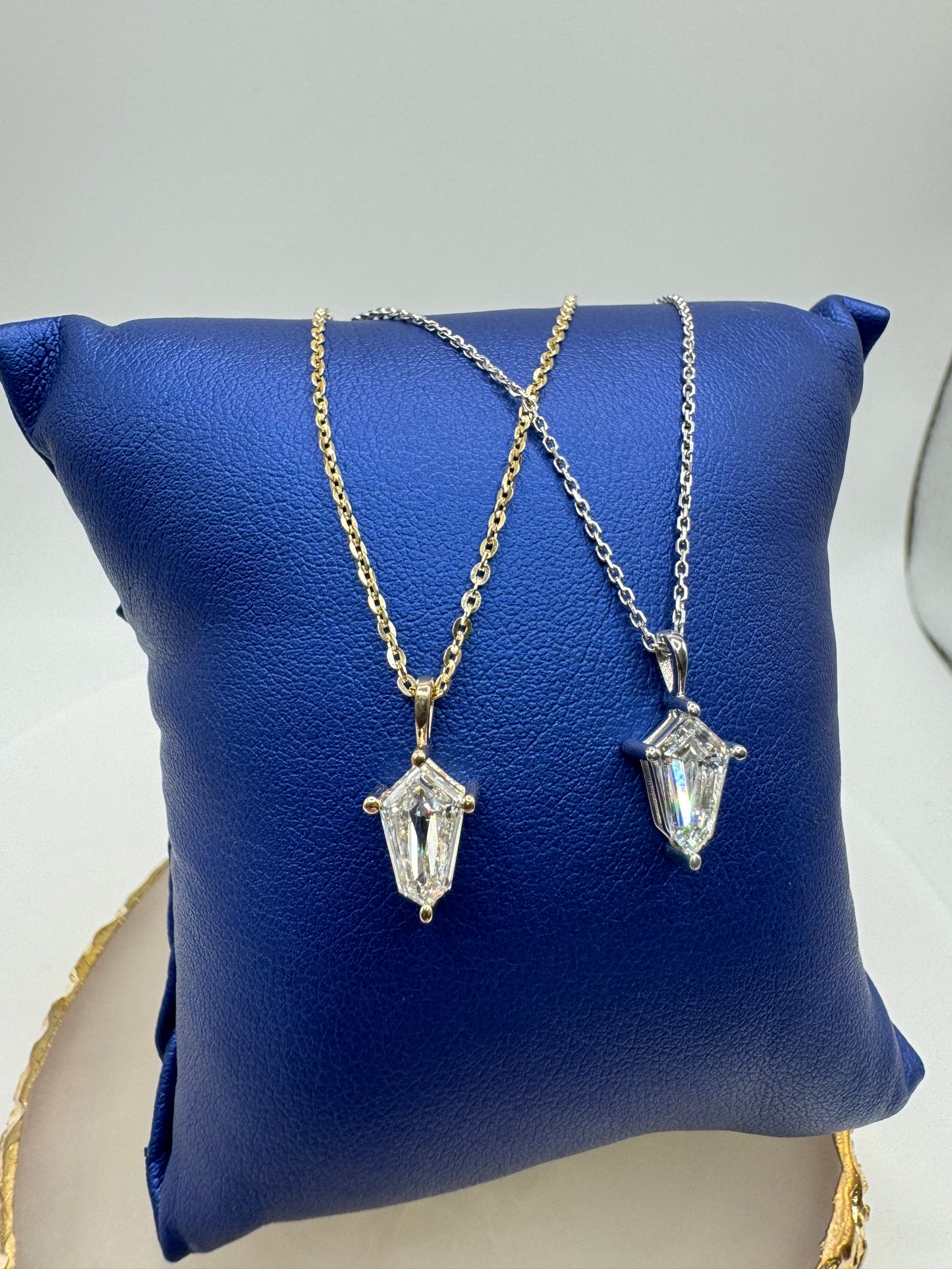Lozenge cut pendant