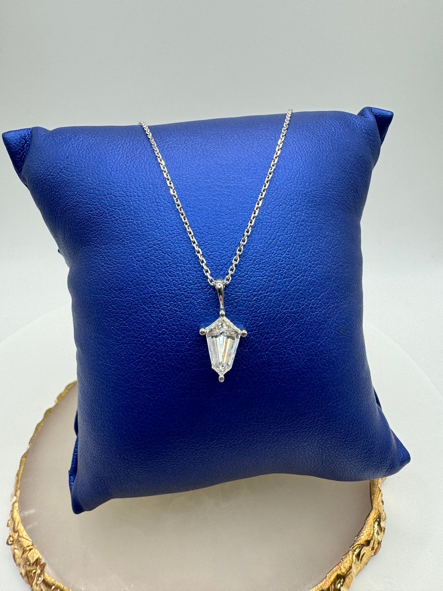 Lozenge cut pendant