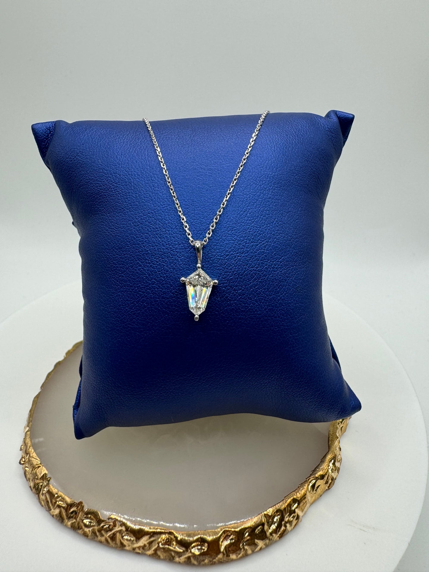 Lozenge cut pendant
