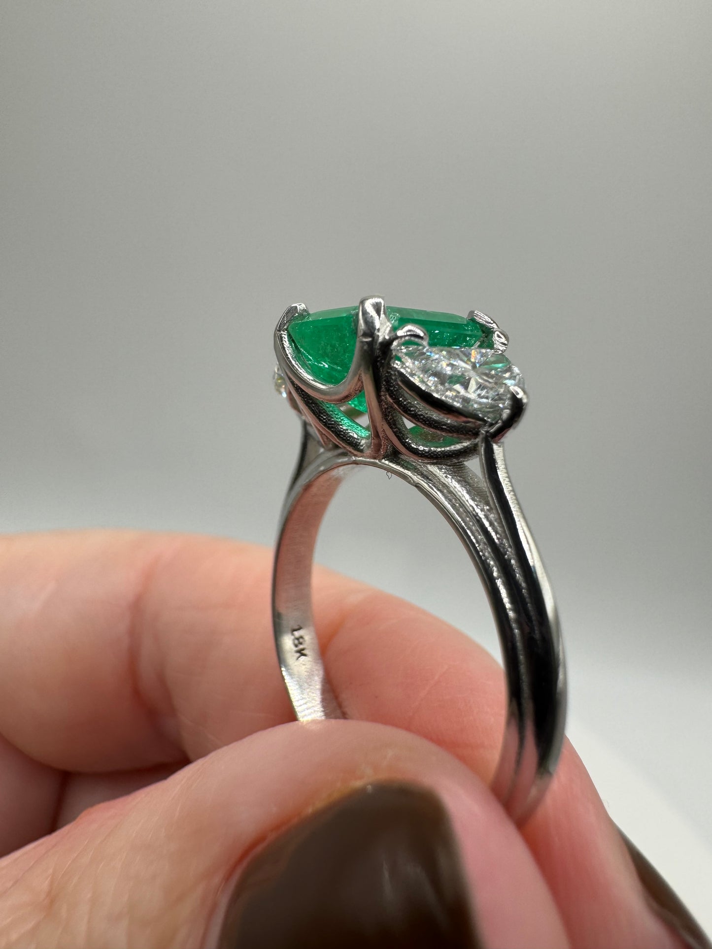Colombian emerald antique ring