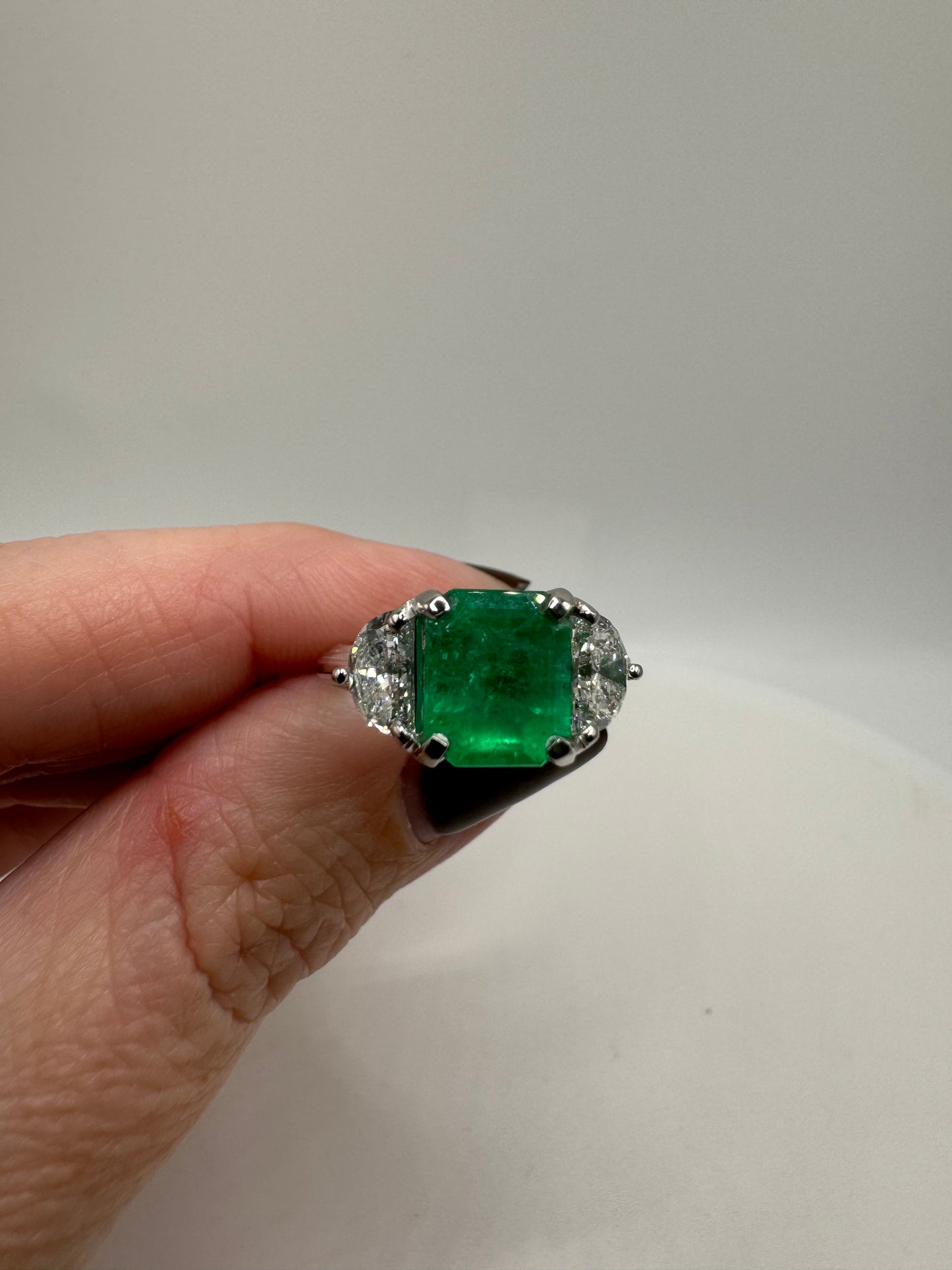 Colombian emerald antique ring