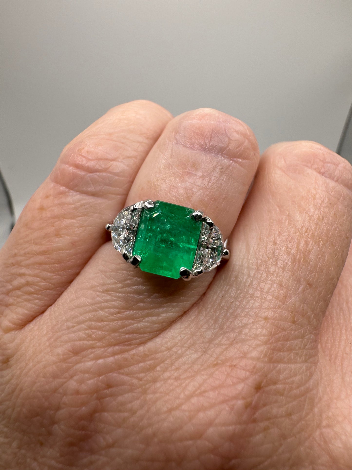Colombian emerald antique ring